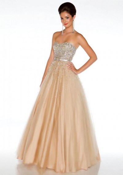 Mac Duggal sand